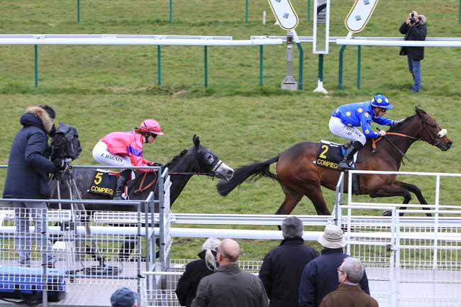 Photo d'arrivée de la course pmu PRIX D'HUMIERES à COMPIEGNE le Lundi 21 mars 2016