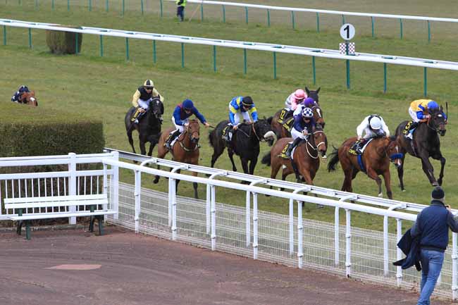 Photo d'arrivée de la course pmu PRIX D'HARAMONT à COMPIEGNE le Lundi 21 mars 2016