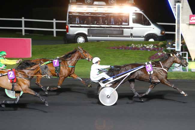 Photo d'arrivée de la course pmu PRIX DRESDA à PARIS-VINCENNES le Vendredi 25 mars 2016