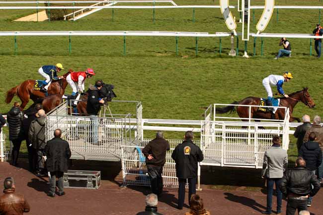 Photo d'arrivée de la course pmu PRIX ATALANTE à COMPIEGNE le Mardi 29 mars 2016