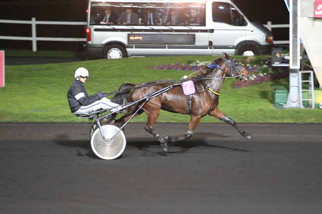 Photo d'arrivée de la course pmu PRIX AUSONIA à PARIS-VINCENNES le Mardi 29 mars 2016