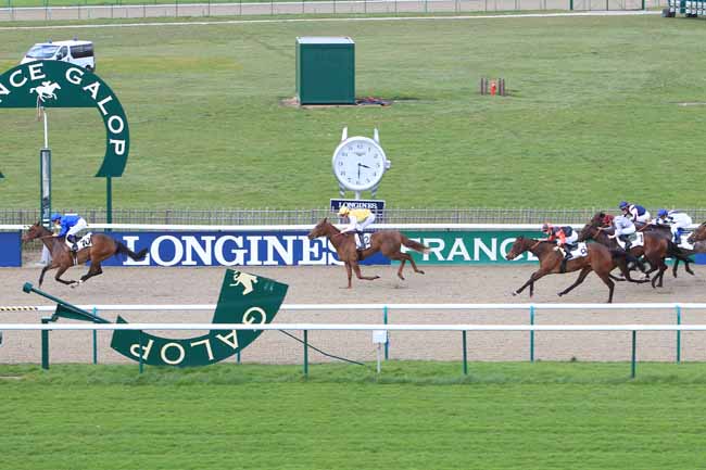 Photo d'arrivée de la course pmu PRIX DU PARC DE VALLIERE à CHANTILLY le Lundi 4 avril 2016