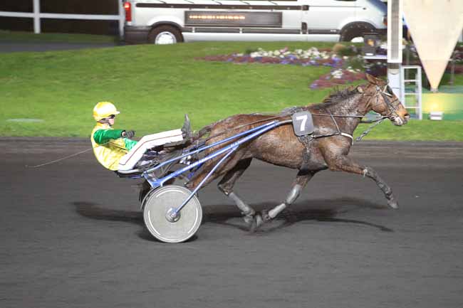 Photo d'arrivée de la course pmu PRIX OBERON à PARIS-VINCENNES le Mardi 5 avril 2016