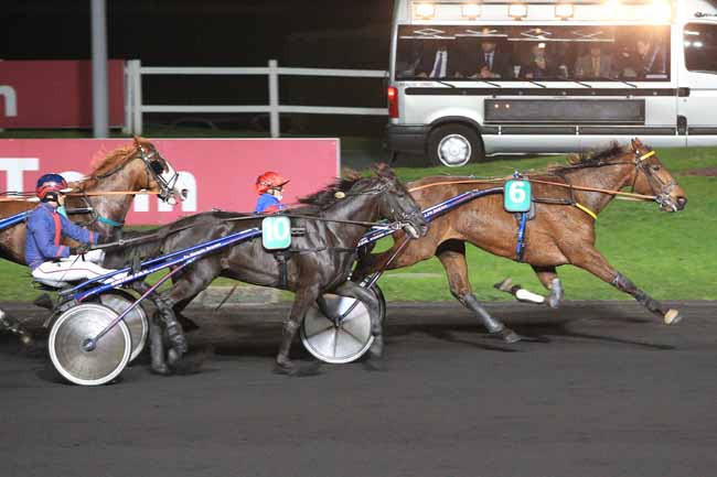 Photo d'arrivée de la course pmu PRIX BEATRIX à PARIS-VINCENNES le Mardi 5 avril 2016