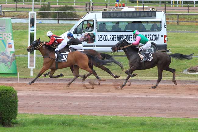 Photo d'arrivée de la course pmu PRIX NERIC BARBES à ANGERS le Mercredi 6 avril 2016