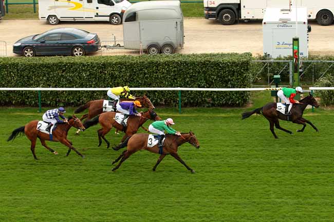 Photo d'arrivée de la course pmu PRIX DES CLOSEAUX à CHANTILLY le Mercredi 6 avril 2016
