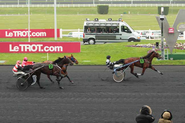 Photo d'arrivée de la course pmu PRIX DE SAINTES à PARIS-VINCENNES le Samedi 9 avril 2016
