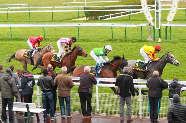Photo d'arrivée de la course pmu PRIX PALOMELLE à COMPIEGNE le Samedi 9 avril 2016