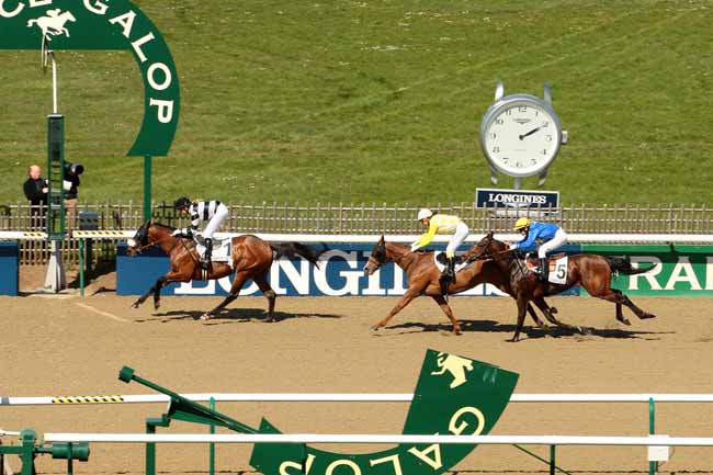 Photo d'arrivée de la course pmu PRIX DES AMAZONES à CHANTILLY le Dimanche 10 avril 2016