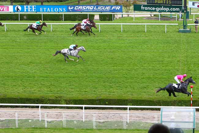 Photo d'arrivée de la course pmu PRIX DU PALAIS GARNIER à SAINT-CLOUD le Lundi 11 avril 2016