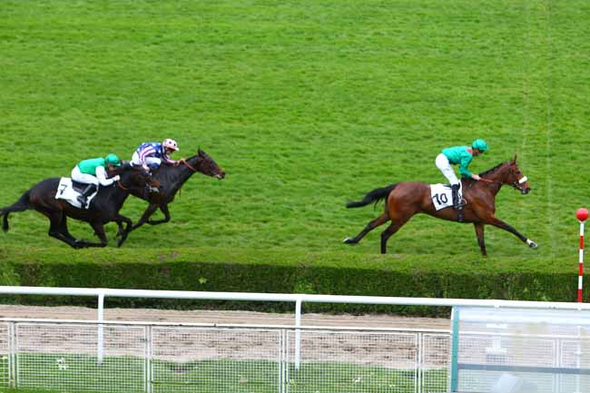 Photo d'arrivée de la course pmu PRIX DU MUSEE DES ARTS FORAINS à SAINT-CLOUD le Lundi 11 avril 2016