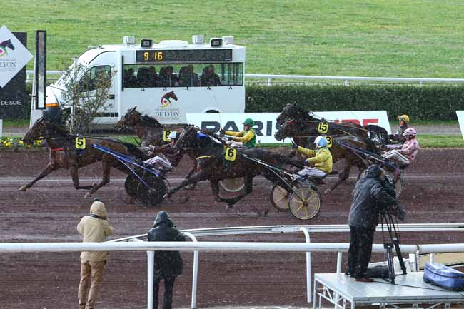 Photo d'arrivée de la course pmu GRAND NATIONAL DU TROT PARIS-TURF à LYON LA SOIE le Mercredi 13 avril 2016