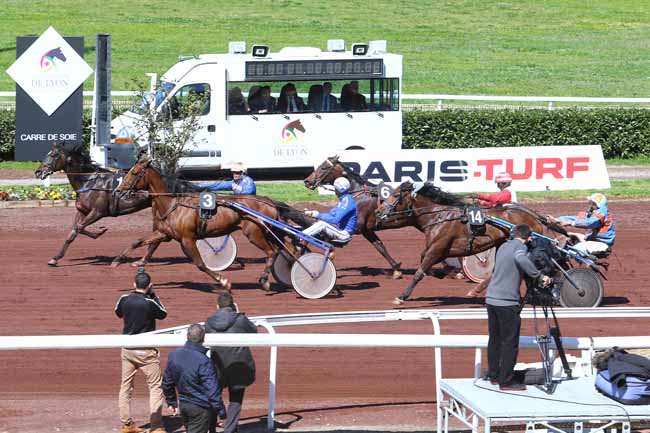 Photo d'arrivée de la course pmu PRIX DE NANTES à LYON LA SOIE le Mercredi 13 avril 2016