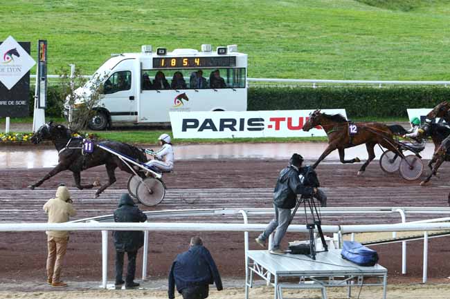 Photo d'arrivée de la course pmu PRIX DE L'UNAT à LYON LA SOIE le Mercredi 13 avril 2016