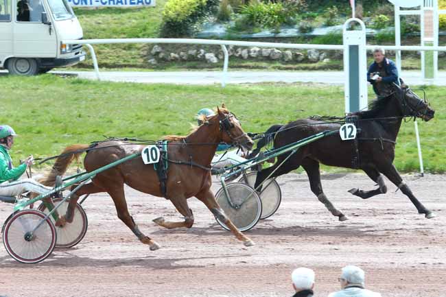 Photo d'arrivée de la course pmu PRIX DE LA SOCIETE DES COURSES DE NANTES à PONTCHATEAU le Mercredi 20 avril 2016
