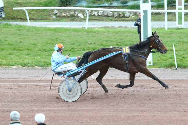 Photo d'arrivée de la course pmu PRIX DES AMATEURS à PONTCHATEAU le Mercredi 20 avril 2016