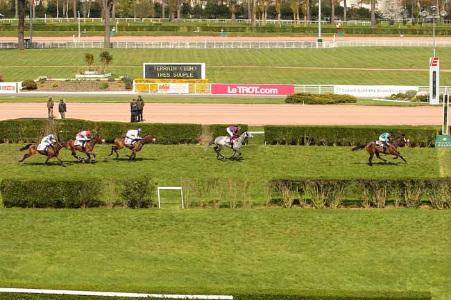 Photo d'arrivée de la course pmu PRIX FILS DE REINE à ENGHIEN le Mercredi 20 avril 2016
