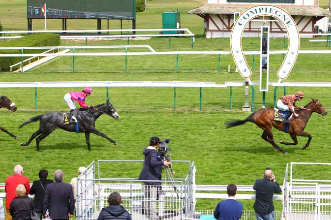 Photo d'arrivée de la course pmu PRIX DES GRANDS AUGUSTINS à COMPIEGNE le Jeudi 21 avril 2016