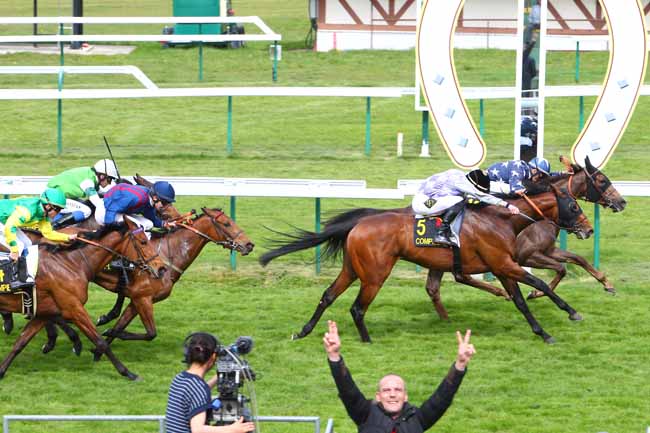 Photo d'arrivée de la course pmu PRIX DU STADE DE FRANCE à COMPIEGNE le Jeudi 21 avril 2016