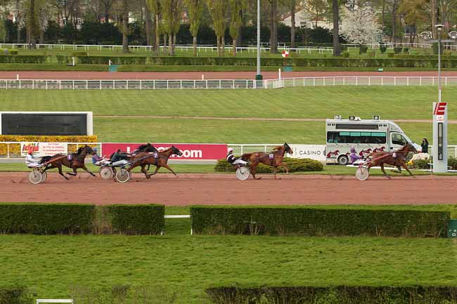 Photo d'arrivée de la course pmu PRIX ELAN IV à ENGHIEN le Jeudi 21 avril 2016
