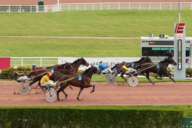 Photo d'arrivée de la course pmu PRIX D'HERNOUVILLE à ENGHIEN le Samedi 23 avril 2016