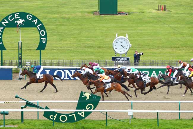 Photo d'arrivée de la course pmu PRIX DES TROMPES DE CHASSE à CHANTILLY le Dimanche 24 avril 2016