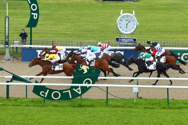 Photo d'arrivée de la course pmu PRIX DES SONNEURS à CHANTILLY le Dimanche 24 avril 2016