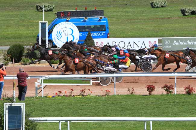 Photo d'arrivée de la course pmu PRIX MAURICE DE FOLLEVILLE à BORDEAUX-LE BOUSCAT le Mercredi 27 avril 2016
