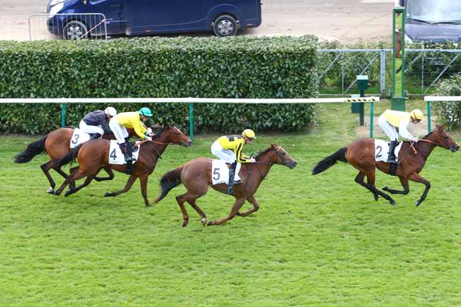Photo d'arrivée de la course pmu PRIX DE MALMAISON à CHANTILLY le Jeudi 28 avril 2016
