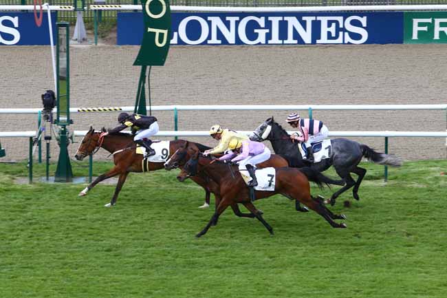 Photo d'arrivée de la course pmu PRIX DU PALAIS D'ART MODERNE à CHANTILLY le Jeudi 28 avril 2016