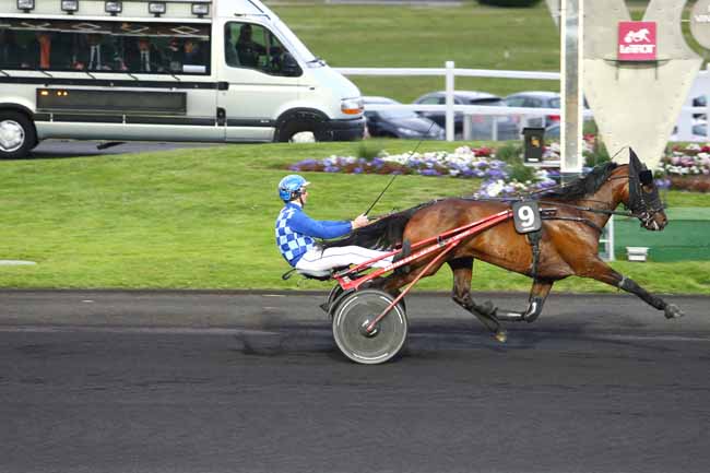 Photo d'arrivée de la course pmu PRIX MAGINUS à PARIS-VINCENNES le Vendredi 29 avril 2016