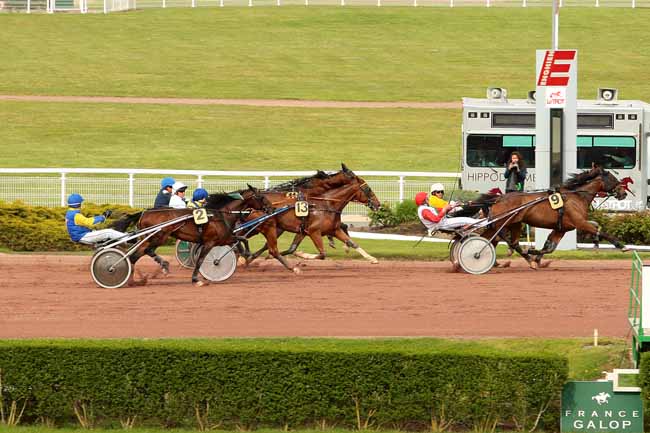 Photo d'arrivée de la course pmu PRIX DU PONT CHARLES DE GAULLE à ENGHIEN le Lundi 2 mai 2016