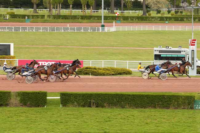 Photo d'arrivée de la course pmu PRIX DE MILLAU à ENGHIEN le Lundi 2 mai 2016