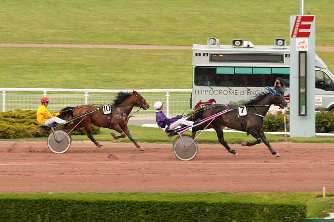 Photo d'arrivée de la course pmu PRIX DES BATIGNOLLES à ENGHIEN le Lundi 2 mai 2016