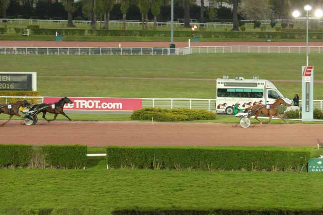 Photo d'arrivée de la course pmu PRIX DU PONT LOUIS-PHILIPPE à ENGHIEN le Lundi 2 mai 2016