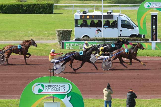Photo d'arrivée de la course pmu PRIX DE LA CHAMPAGNE à LYON-PARILLY le Mardi 3 mai 2016