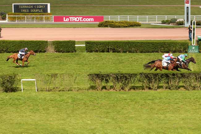Photo d'arrivée de la course pmu PRIX DU ROUERGUE à ENGHIEN le Mardi 3 mai 2016