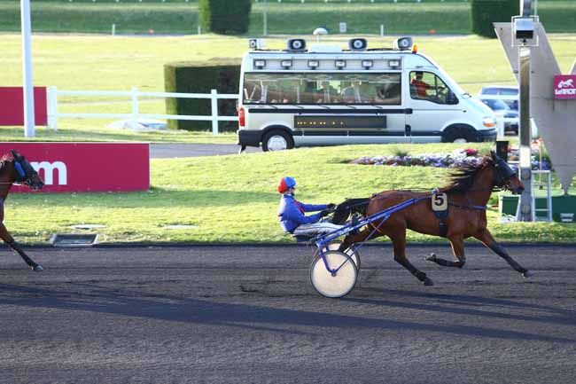 Photo d'arrivée de la course pmu THE FILLIES' NOVICE AUCTION STAKES à CATTERICK le Mardi 3 mai 2016