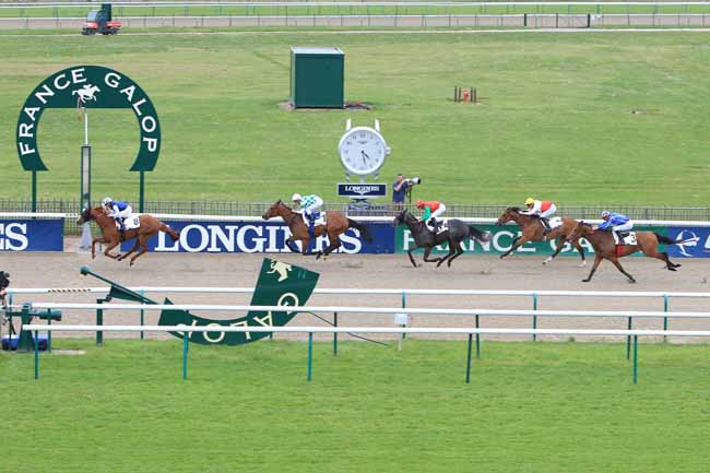 Photo d'arrivée de la course pmu PRIX DES BOUTONS à CHANTILLY le Lundi 9 mai 2016
