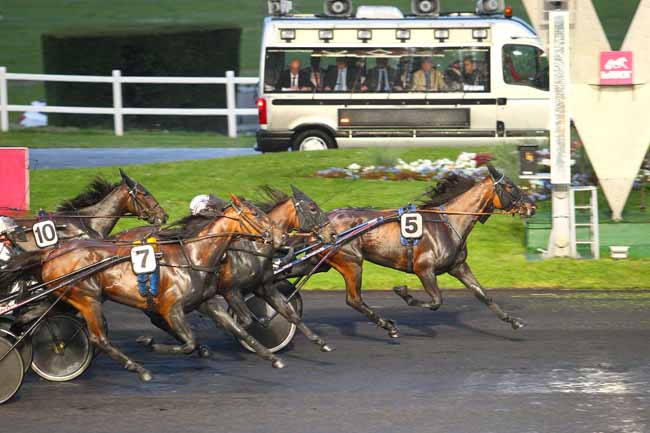Photo d'arrivée de la course pmu PRIX FAMA à PARIS-VINCENNES le Mardi 10 mai 2016