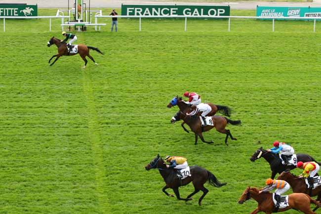 Photo d'arrivée de la course pmu PRIX DE SAINT-GERMAIN DE LA GRANGE à MAISONS-LAFFITTE le Vendredi 13 mai 2016