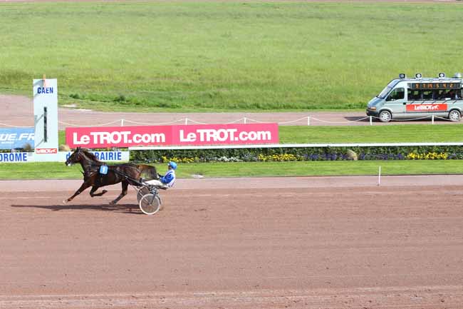 Photo d'arrivée de la course pmu PRIX DE CAMBREMER à CAEN le Mercredi 18 mai 2016