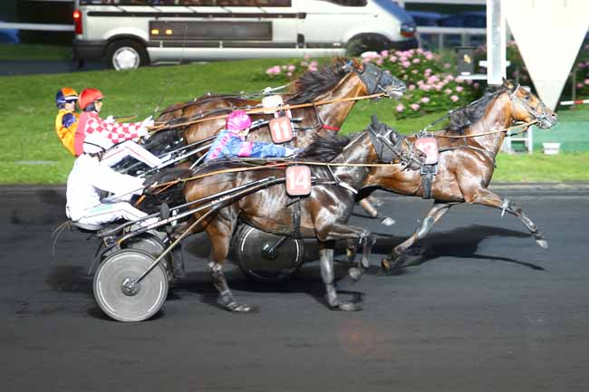 Photo d'arrivée de la course pmu PRIX ABUNDANTIA à PARIS-VINCENNES le Vendredi 20 mai 2016