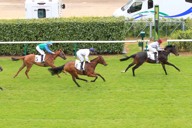Photo d'arrivée de la course pmu PRIX DU MONT DE PO à CHANTILLY le Vendredi 20 mai 2016