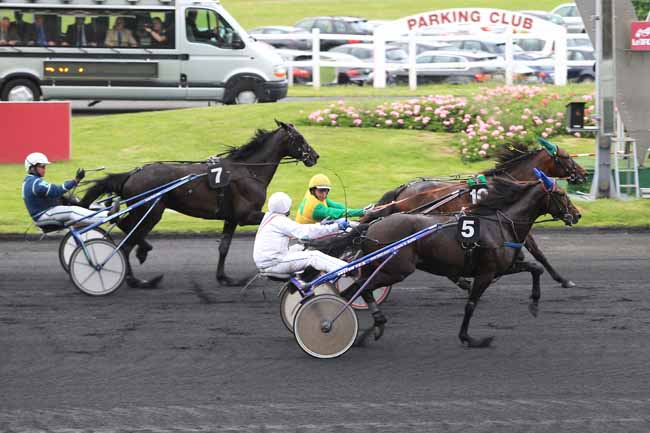 Photo d'arrivée de la course pmu PRIX CAMILLA à PARIS-VINCENNES le Mardi 24 mai 2016