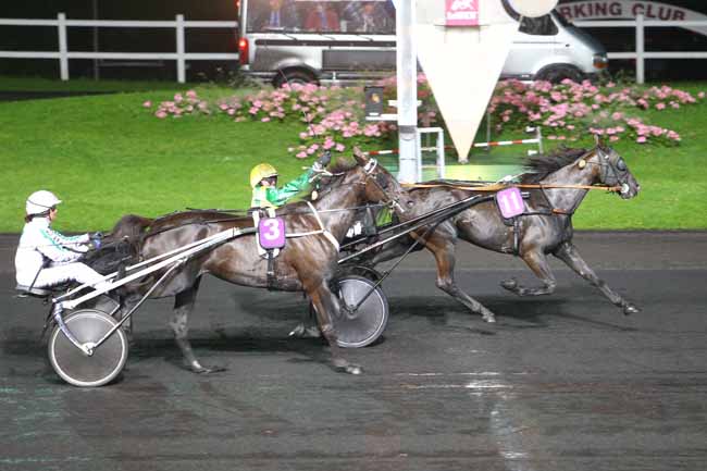 Photo d'arrivée de la course pmu PRIX IPHIGENIA à PARIS-VINCENNES le Mardi 31 mai 2016