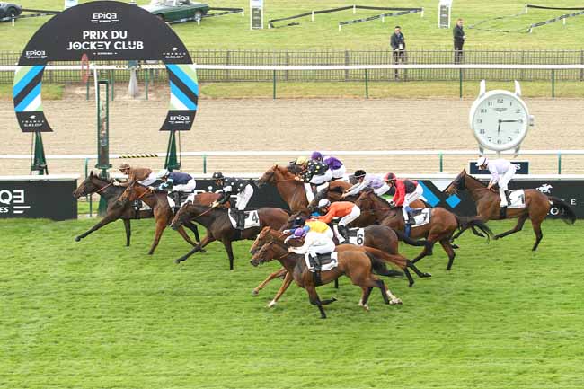 Photo d'arrivée de la course pmu PRIX DE L'ARBRE A FOUGERES à CHANTILLY le Dimanche 5 juin 2016