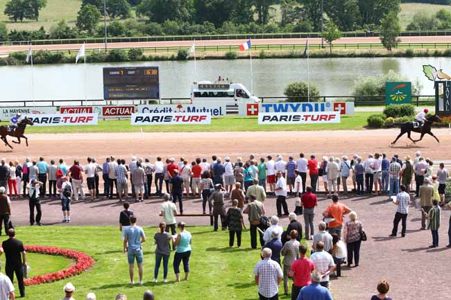 Photo d'arrivée de la course pmu PRIX DU CONSEIL REGIONAL DES PAYS DE LOIRE à LAVAL le Mercredi 8 juin 2016