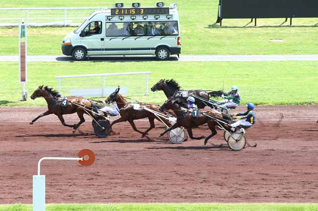 Photo d'arrivée de la course pmu PRIX CENTRE FRANCE LA MONTAGNE à VICHY le Jeudi 9 juin 2016