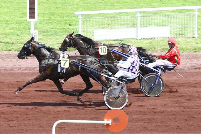 Photo d'arrivée de la course pmu PRIX DE GROSBOIS à VICHY le Jeudi 9 juin 2016